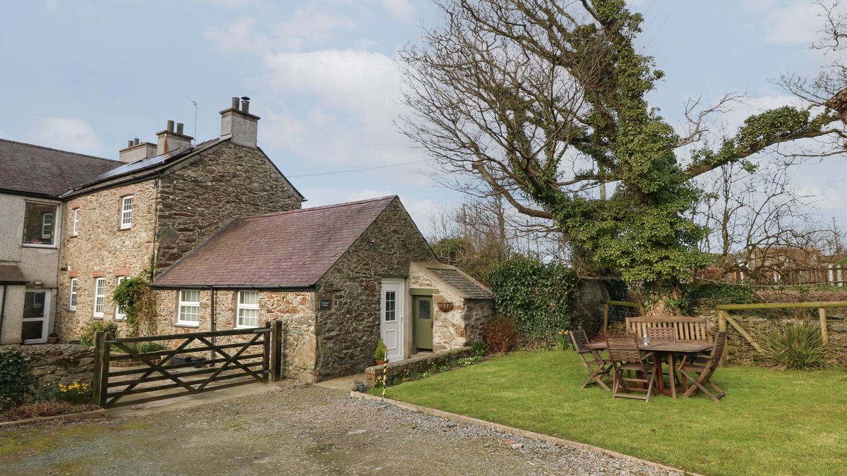 Rhydwyn Cottage | TY GWENYN, pet friendly, with open fire in Rhydwyn