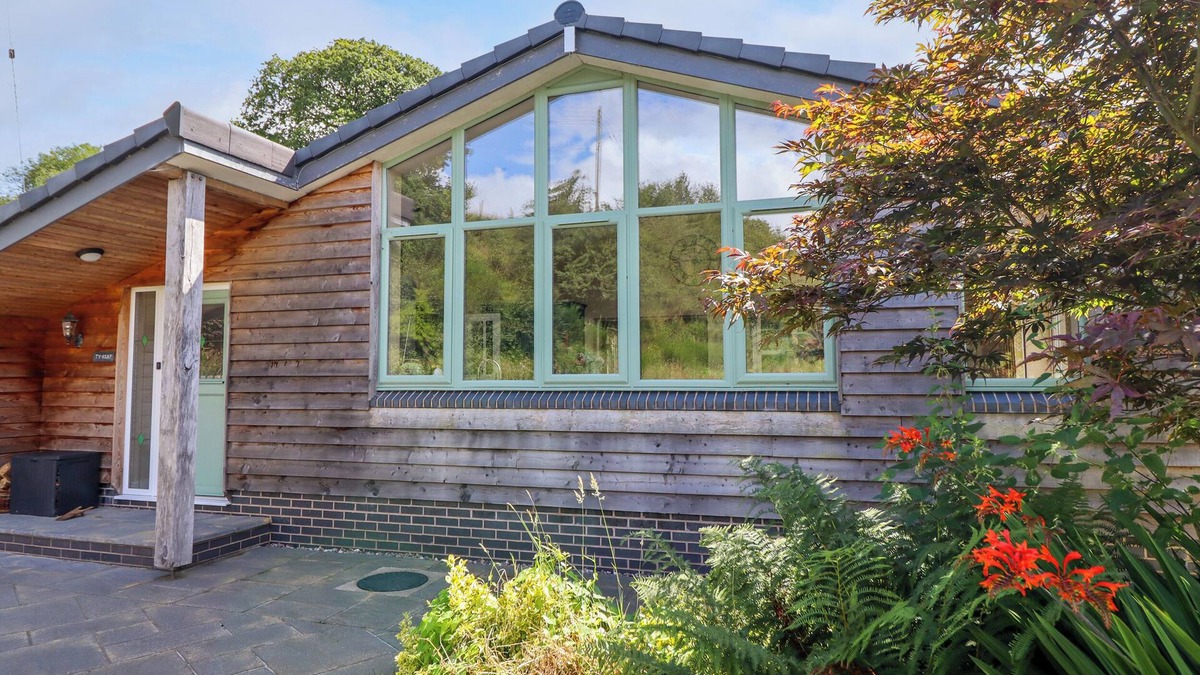 Llanfair Caereinion Cottage | TY ISAF, pet friendly, with open fire in Llanfair Caereinion