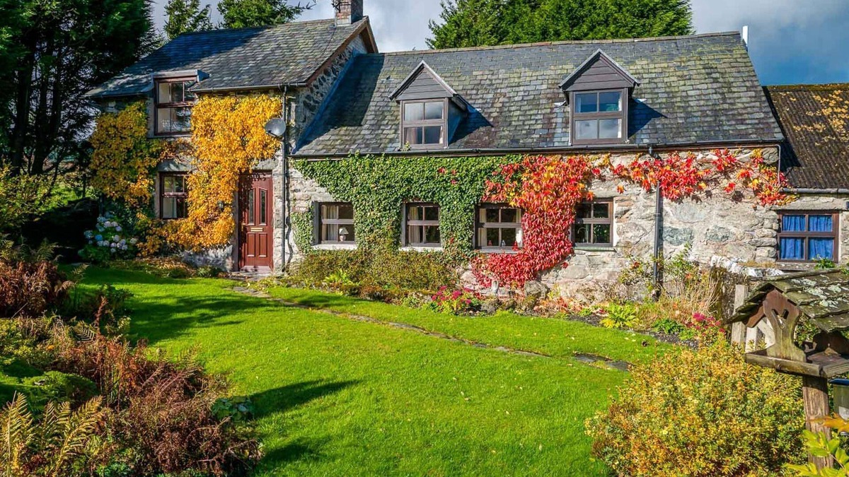 Llanuwchllyn Cottage | Ty-Mawr | Self Catering Stone Farmhouse near Bala, North Wales