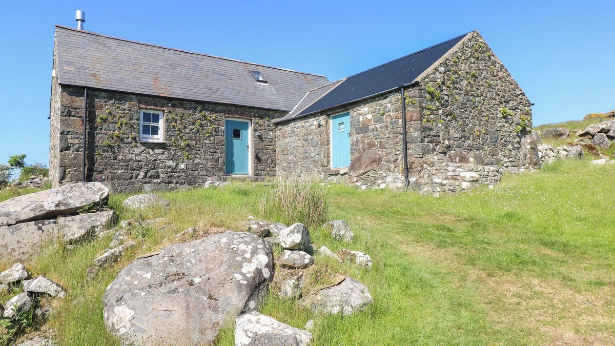 Newport House | TY MELLEN, pet friendly, character holiday cottage in Dinas Cross