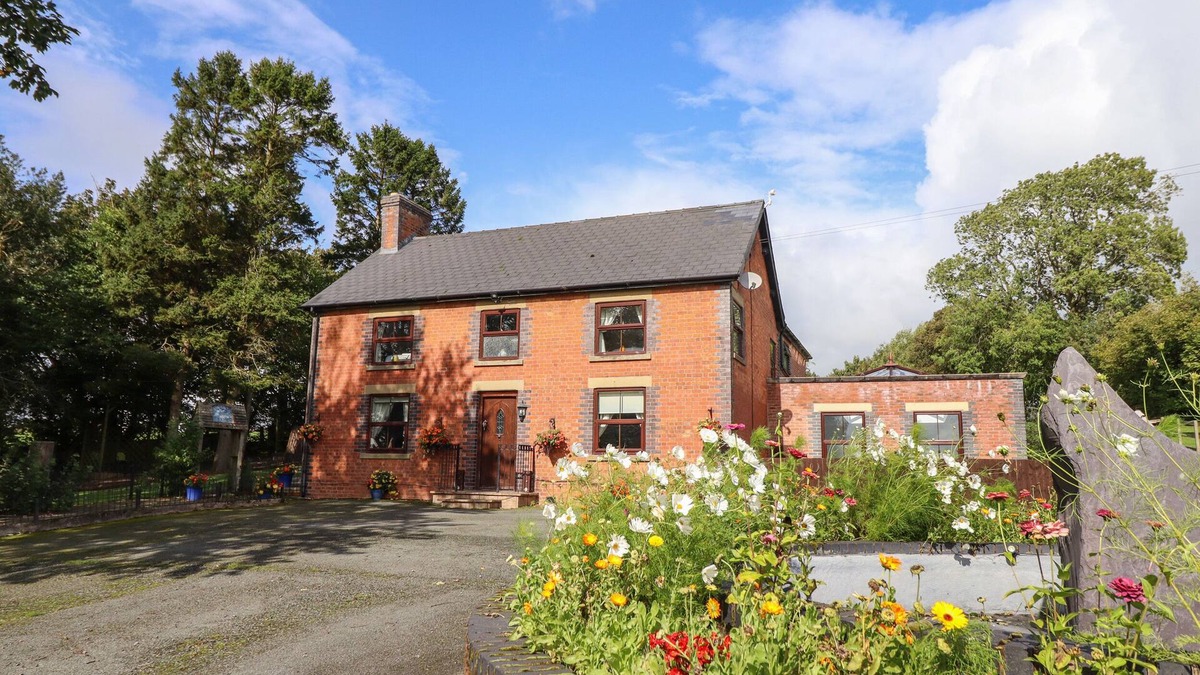 Llanfair Caereinion Cottage | TY NEWYDD, family friendly, luxury holiday cottage in Llangadfan