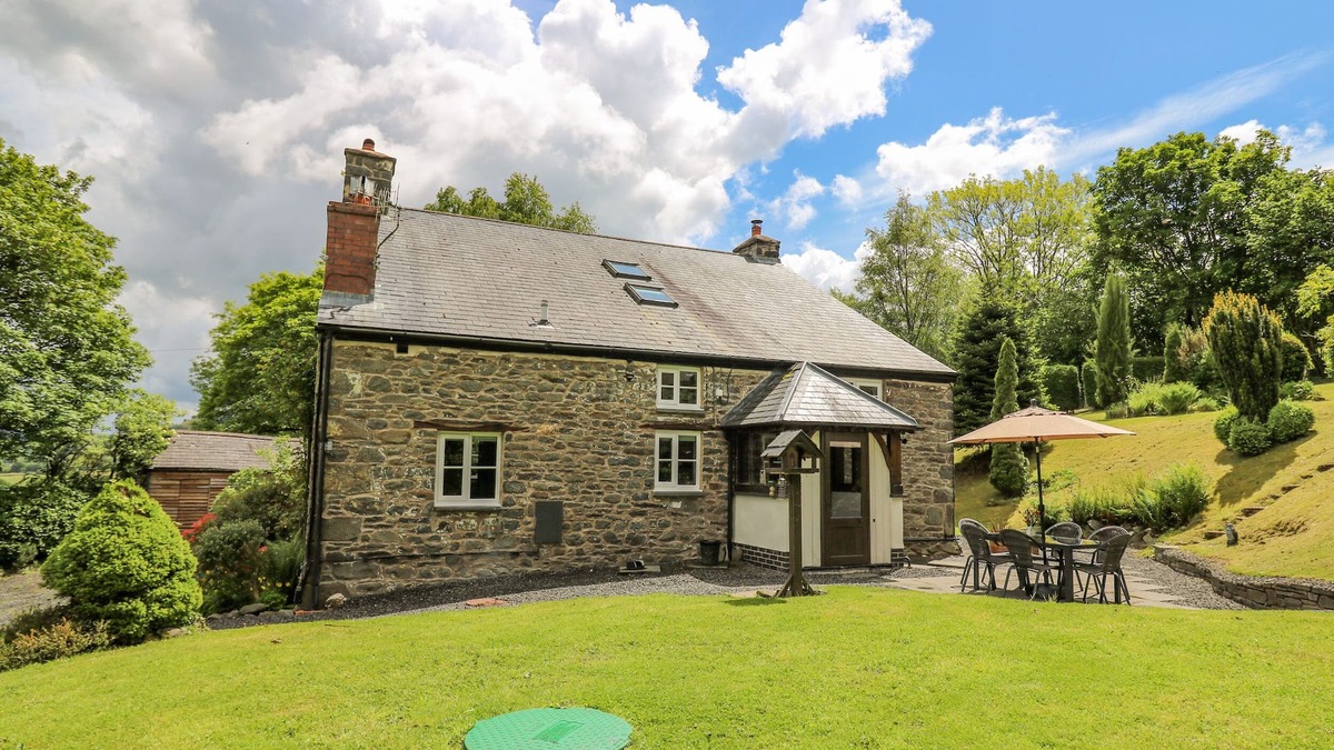 Llanbrynmair House | TY UCHAF, pet friendly, character holiday cottage in Llanbrynmair