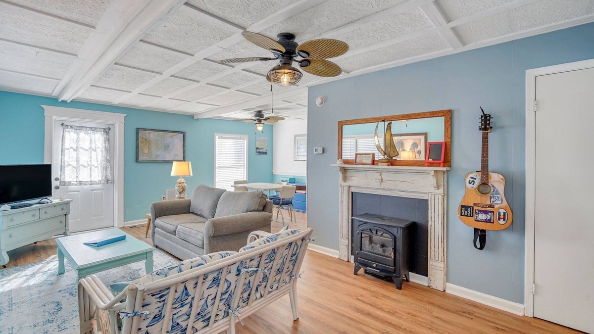 Tybee Island Cottage | Tybee Lighthouse Cottage (A): Walk to the Beach!