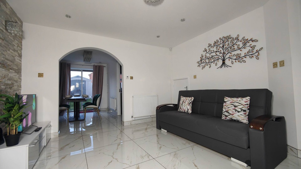 Stonnall House | Tyburn Home, Birmingham with Free Parking