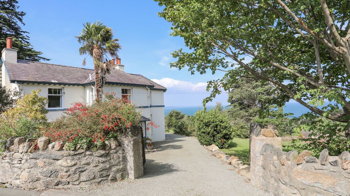 Penmaenmawr Cottage | TYDDYN AP IFAN, pet friendly, country holiday cottage in Penmaenmawr