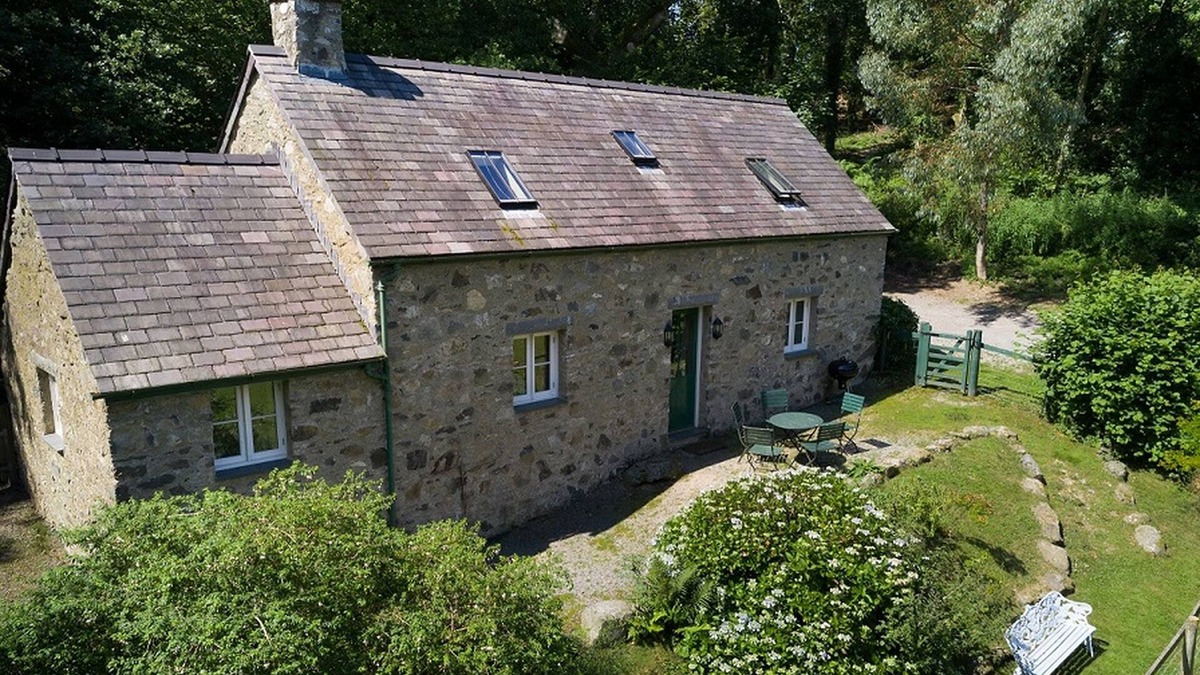 Tal-y-Cafn Cottage | Tyddyn Derwen - Three bedrooms, one en-suite shower room, one bathroom