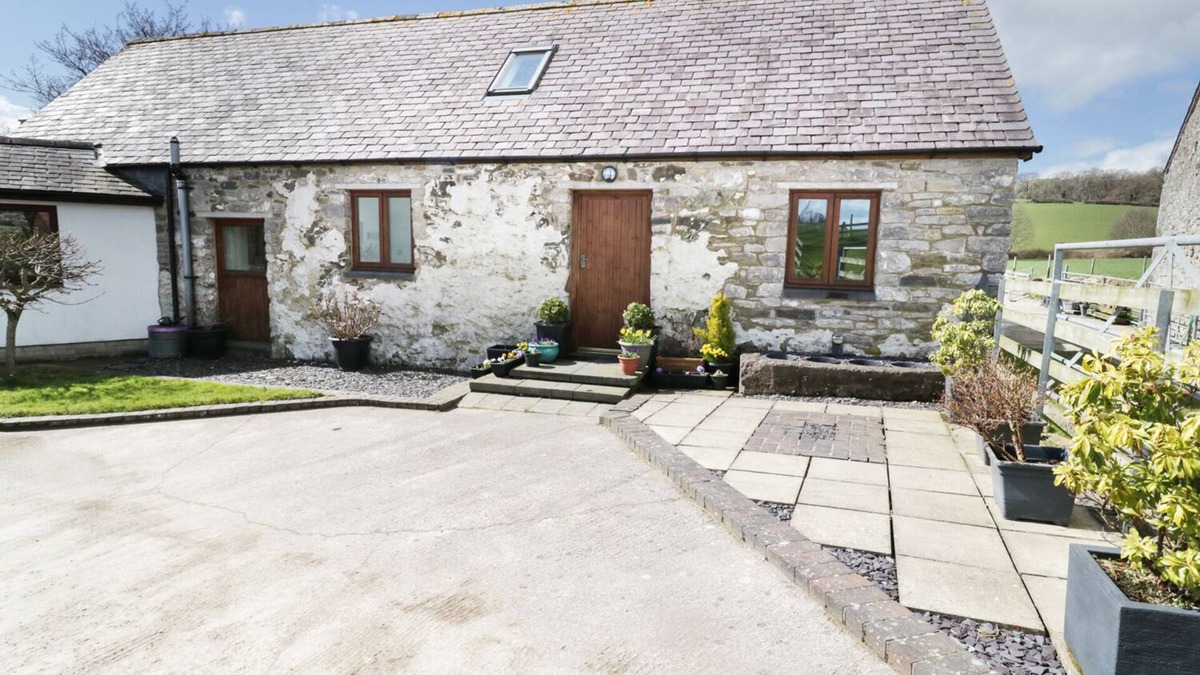 Denbigh Cottage | TYDDYN ISA, family friendly, with open fire in Denbigh