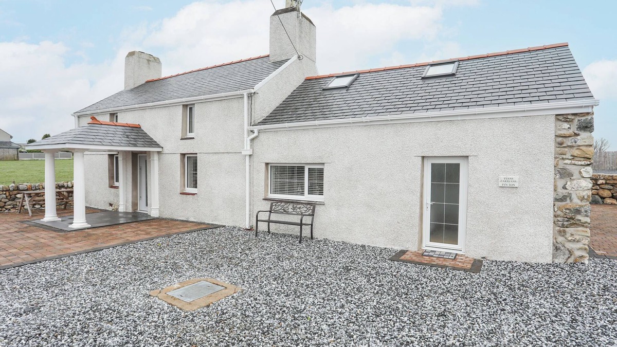 Rhyd-y-clafdy House | TYN LON - Y FFOR, pet friendly, character holiday cottage in Pwllheli