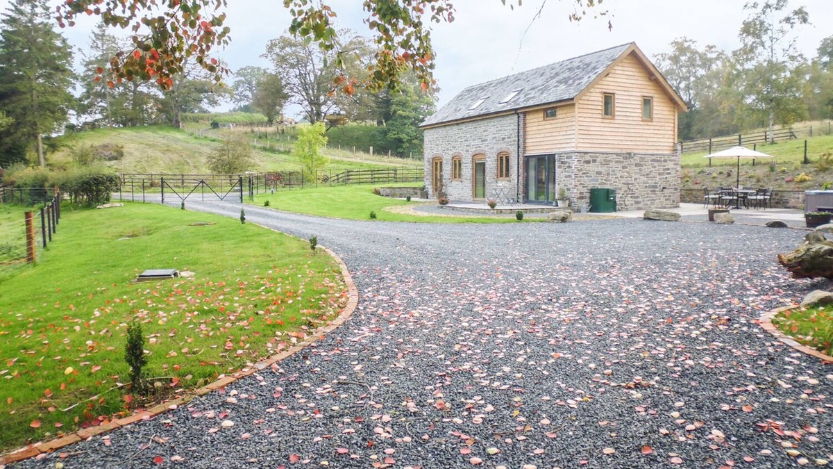 Llanbadarn Fynydd Cottage | TYNDDOL BARN, family friendly, with hot tub in Llanbadarn Fynydd