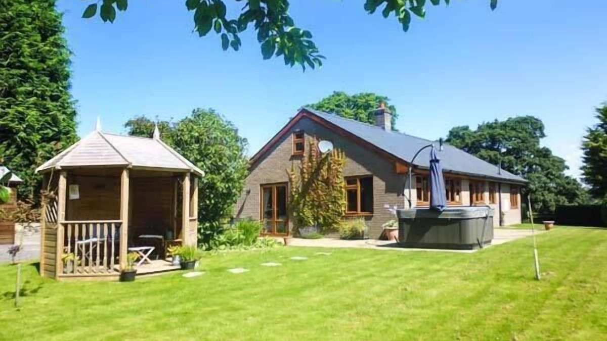 Llanbadarn Fynydd Cottage | TYNDDOL BUNGALOW, family friendly, with hot tub in Llanbadarn Fynydd