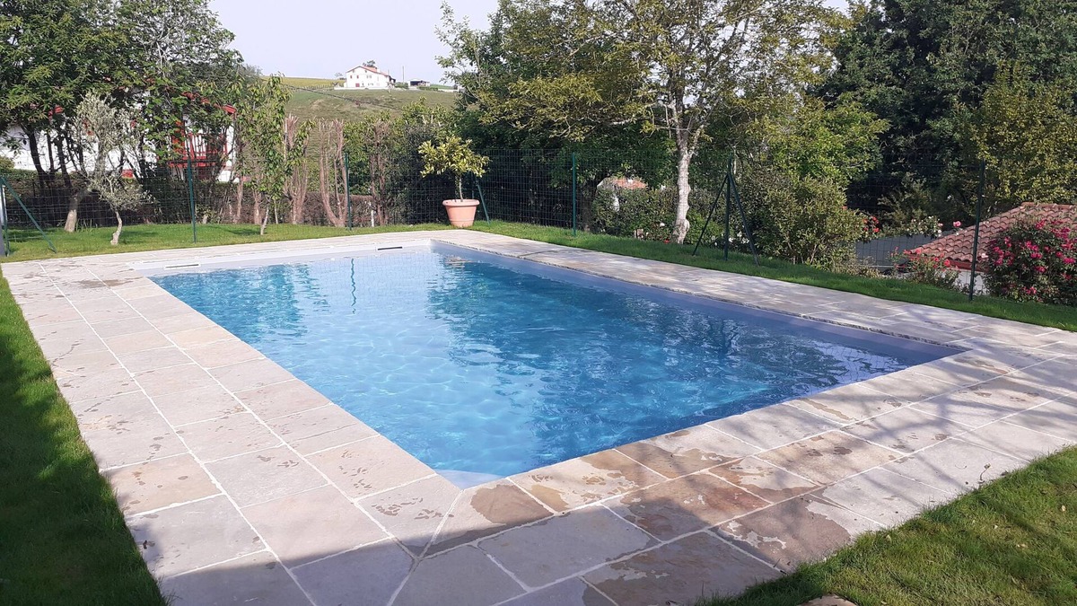 Saint-Pee-sur-Nivelle House | Typical Basque house with swimming pool near sea, lake and mountain