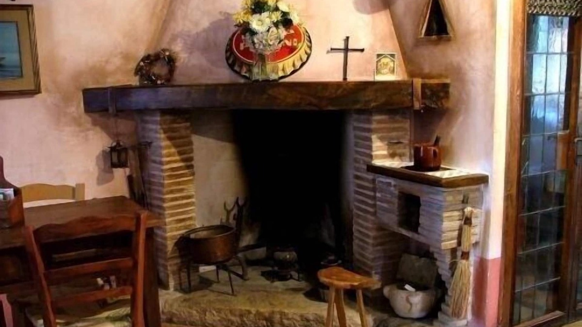 Cineto Romano House | Typical home country quaint with antique furniture