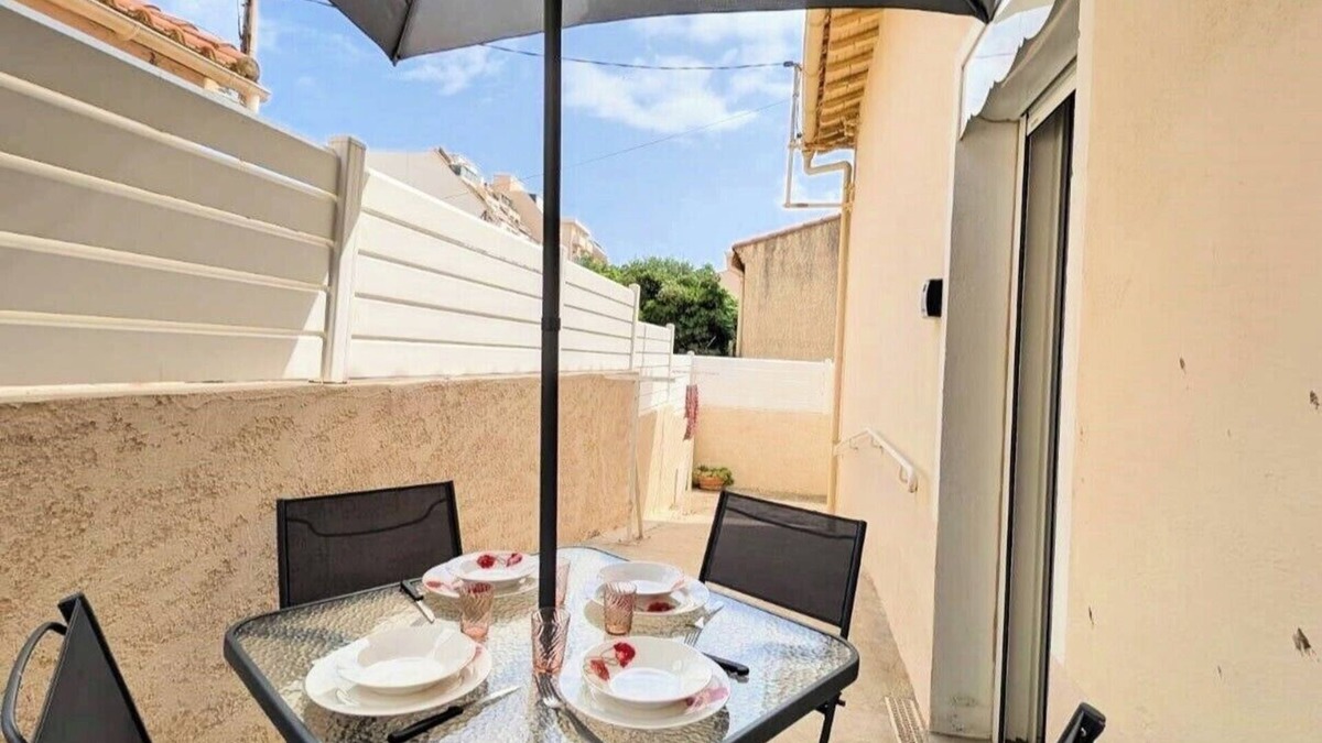 La Jetee House | Typical house 20 m from the beach and the port