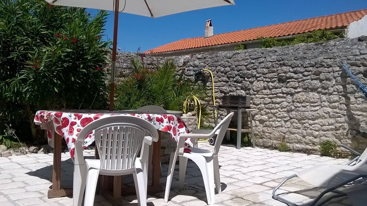 Dolus-d'Oleron House | Typical house, in the center of a small Oleron village, close to the beach.