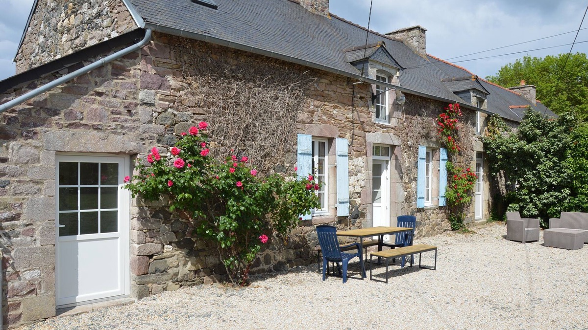 Plevenon House | Typical house, sleeps 9, 5 km from sandy beaches, enclosed garden, barbecue