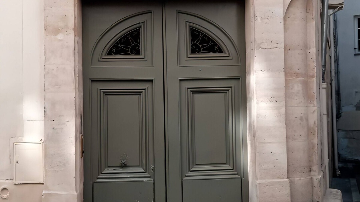 Quartier de la Monnaie Apartment | Typical Parisian Studio at Saint Germain