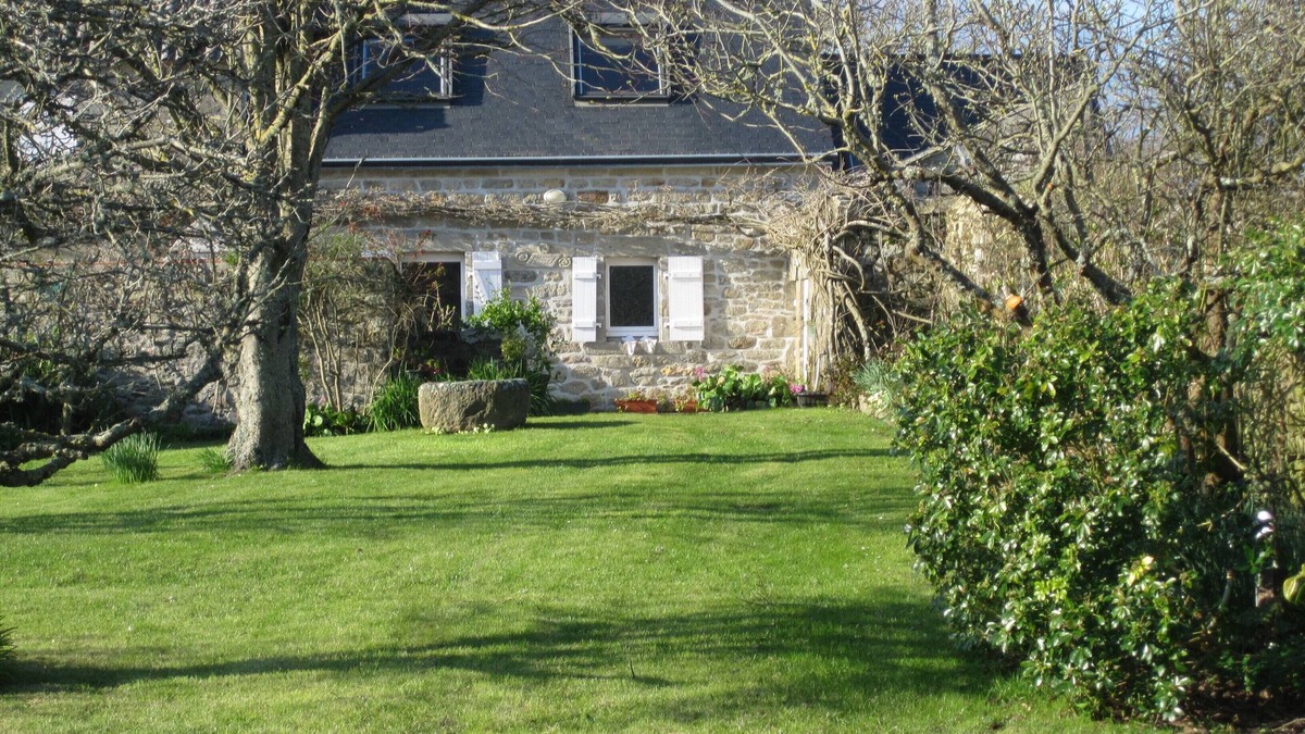 Primelin House | Typical Pointe du Raz house, large quiet garden, close to the sea and the GR 34.