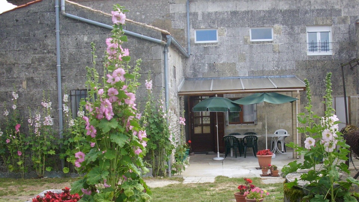 Barzan House | Typical quiet 'charentaise' house in the countryside