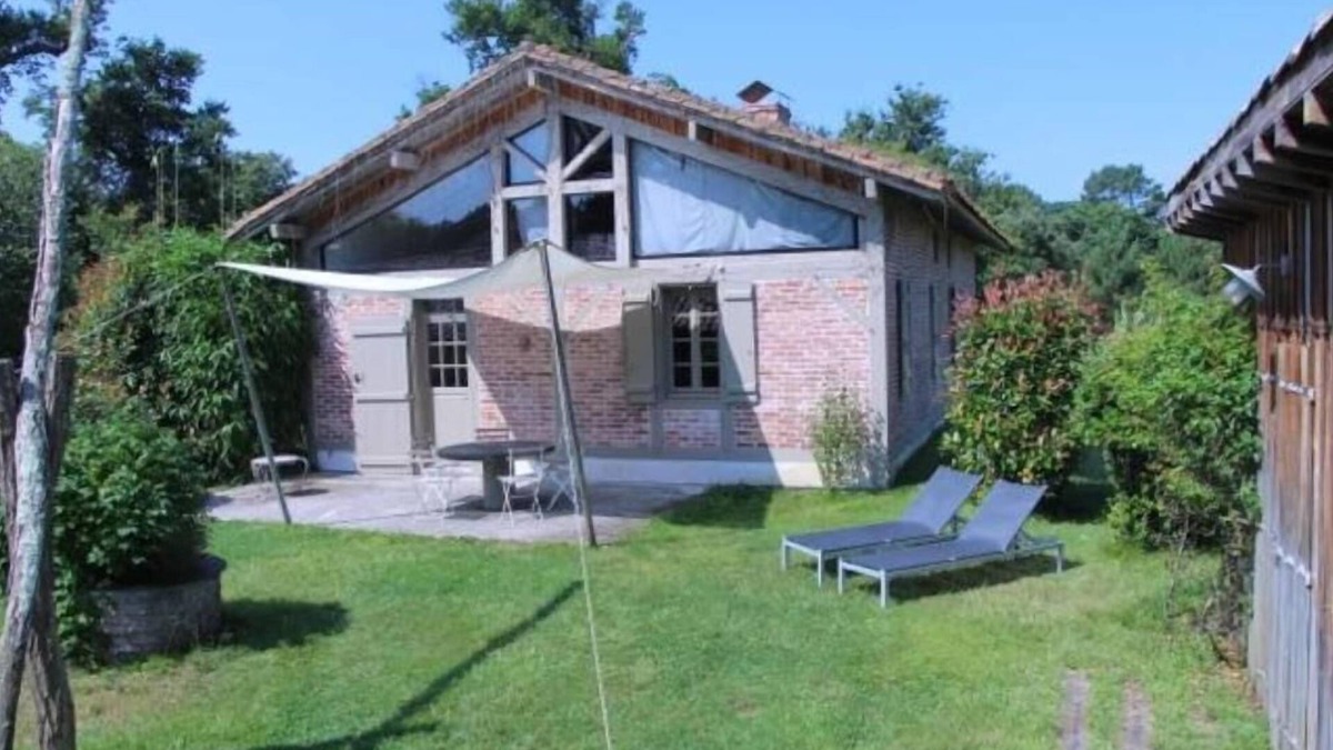 Messanges House | Typical regional house, fully and tastefully renovated with old bricks and beams, very sunny surrounded by old trees & vinyards, close to huge beaches & golf courses.
