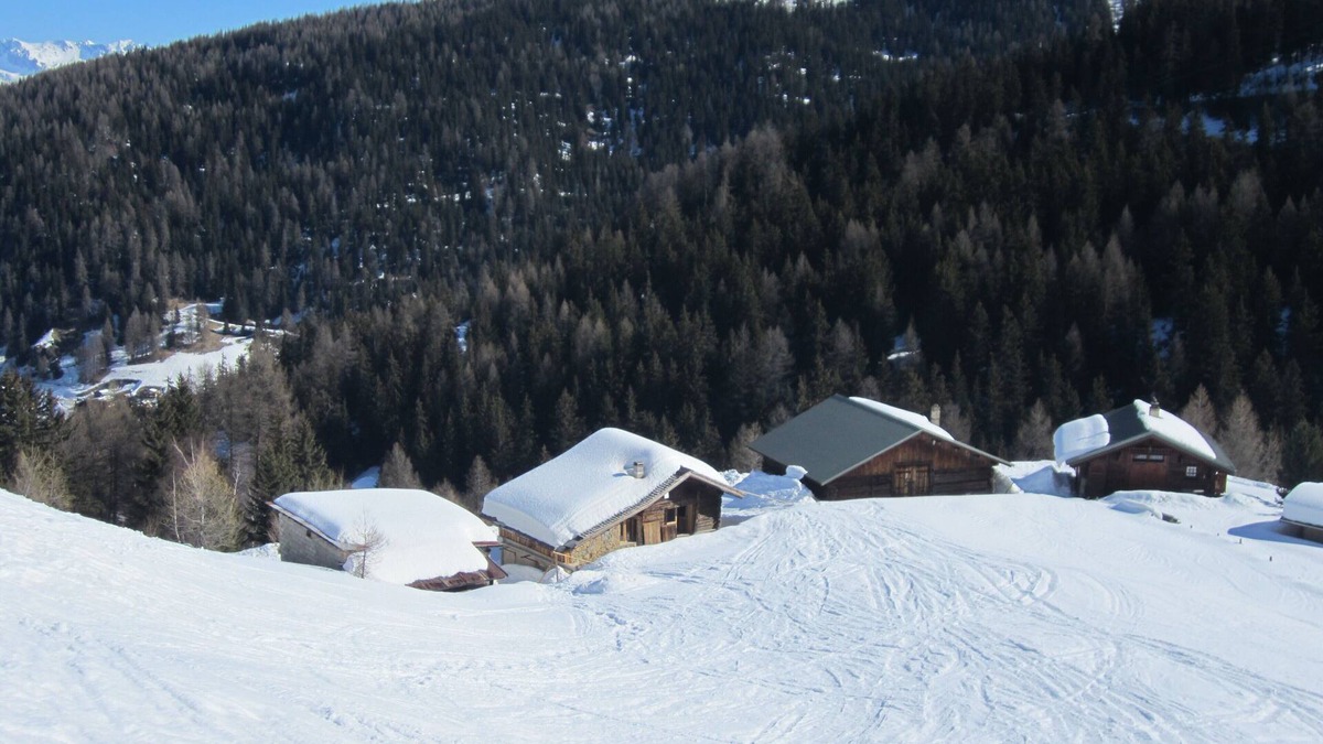 Plagne 1800 Ski Chalet | Typical Savoyard chalet with roof shingles, tufa walls and foist