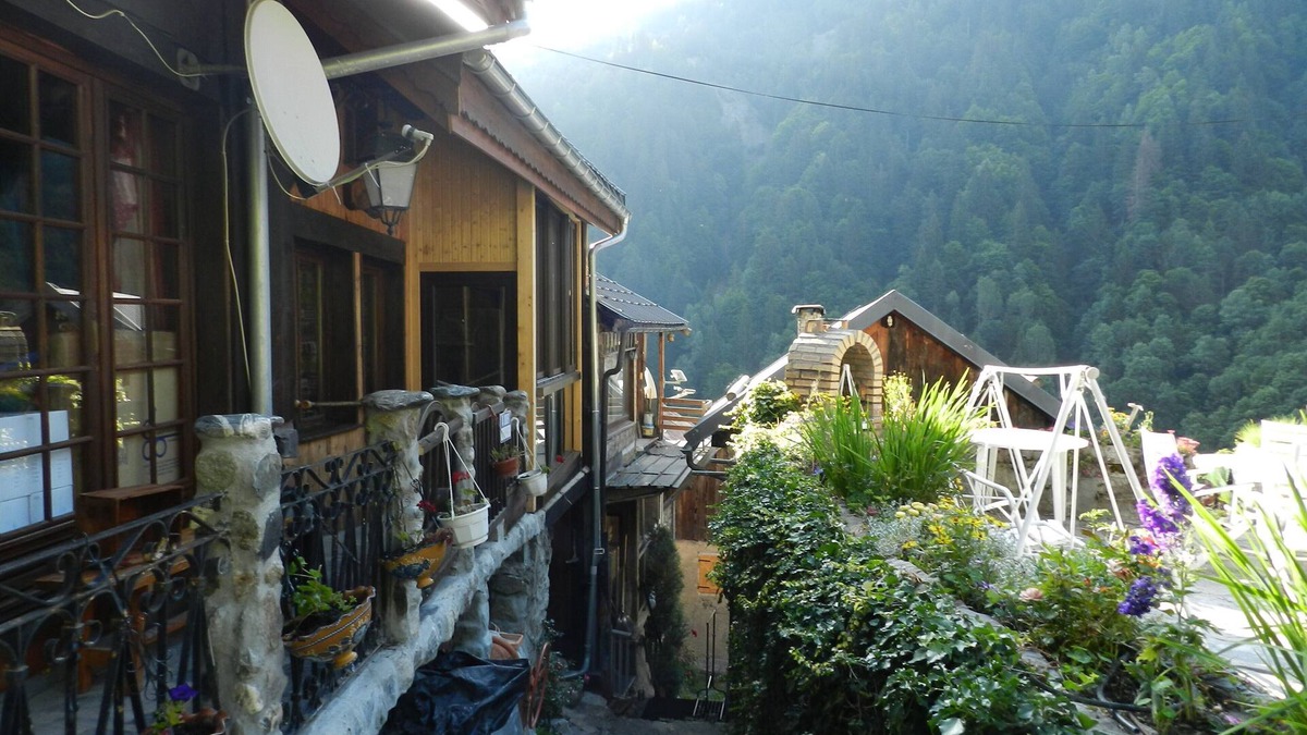 La Lechere Ski Chalet | Typical Savoyard chalet for calm mountain lovers.
