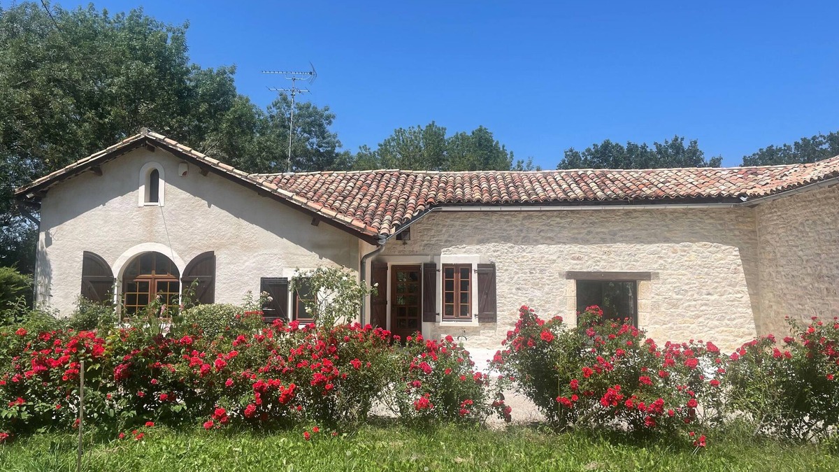 Septfonds House | Typical South West countryside house set in a park, 2 terraces.