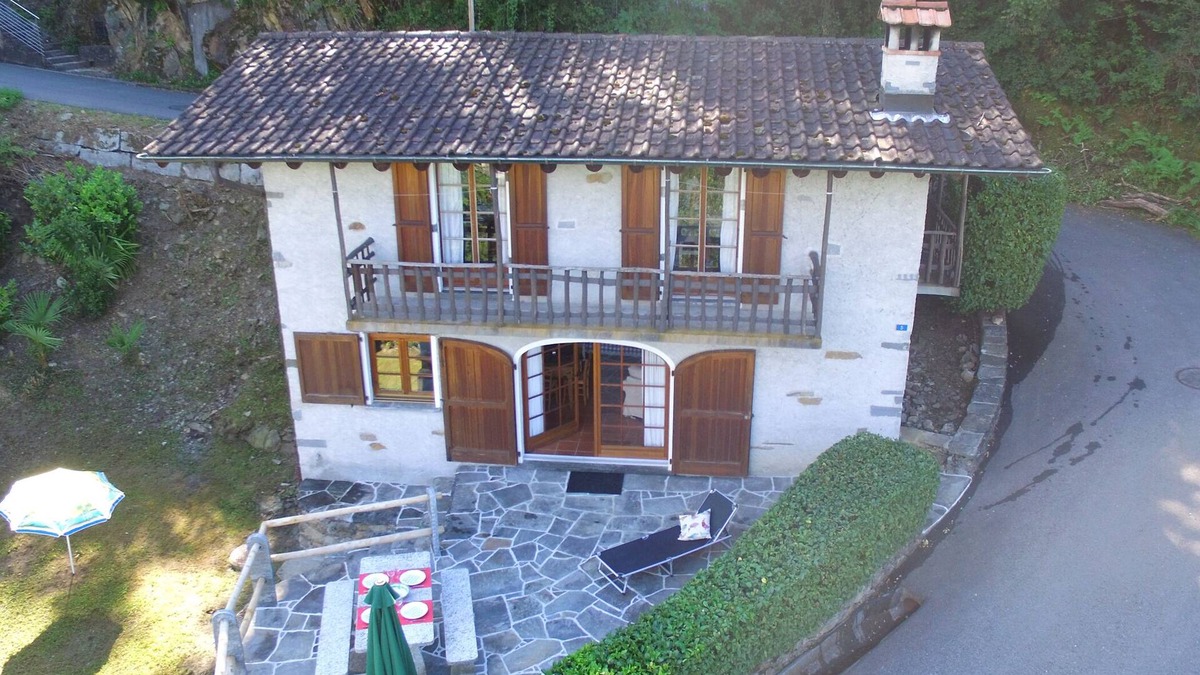 Magadino House | Typical Ticino house in an elevated position in Gambarogno