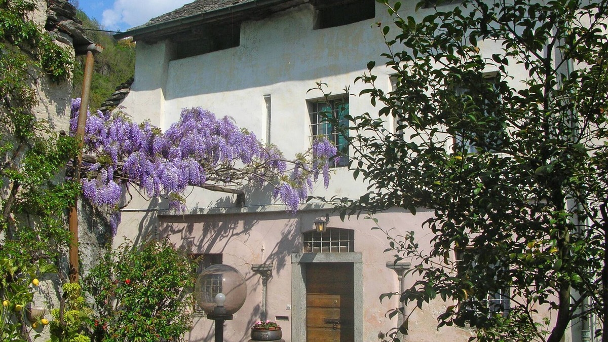 Tegna House | Typical Ticino house with a special atmosphere on the edge of the village