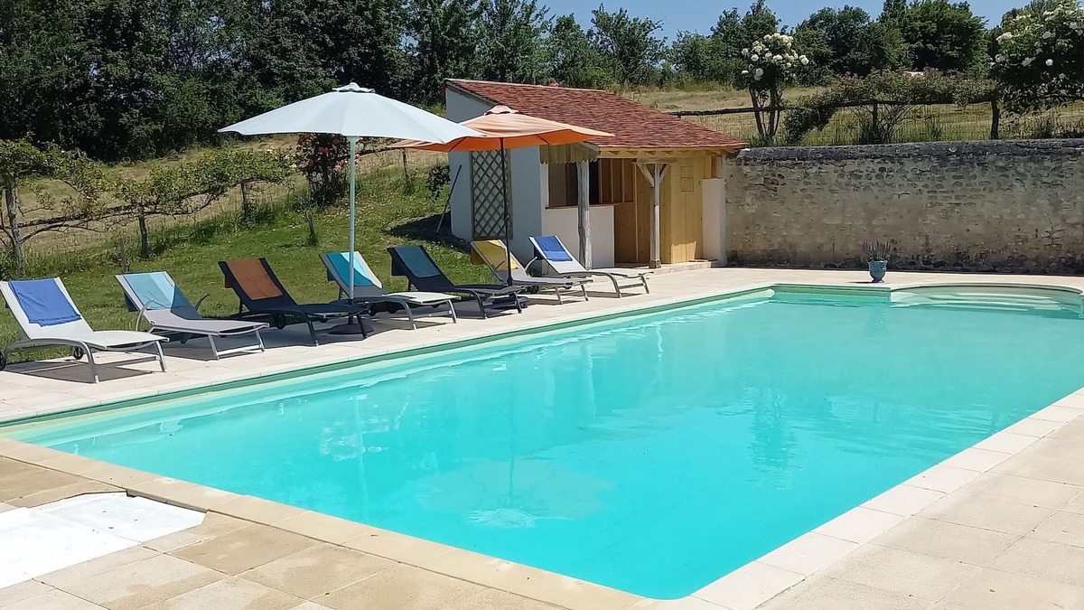 Mouzay House | Typical touraine farm in rural surroundings with lake, woods and swimming-pool.