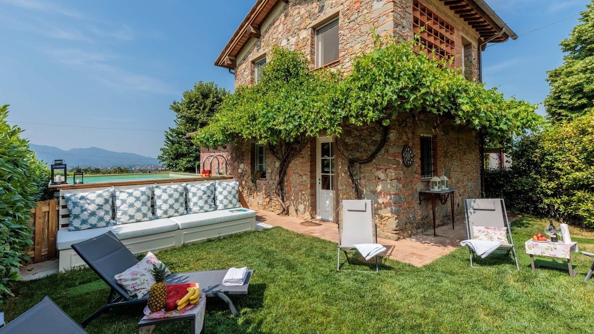 Capannori House | Typical Tuscan house: swimming pool enclosed garden air conditioning fireplace