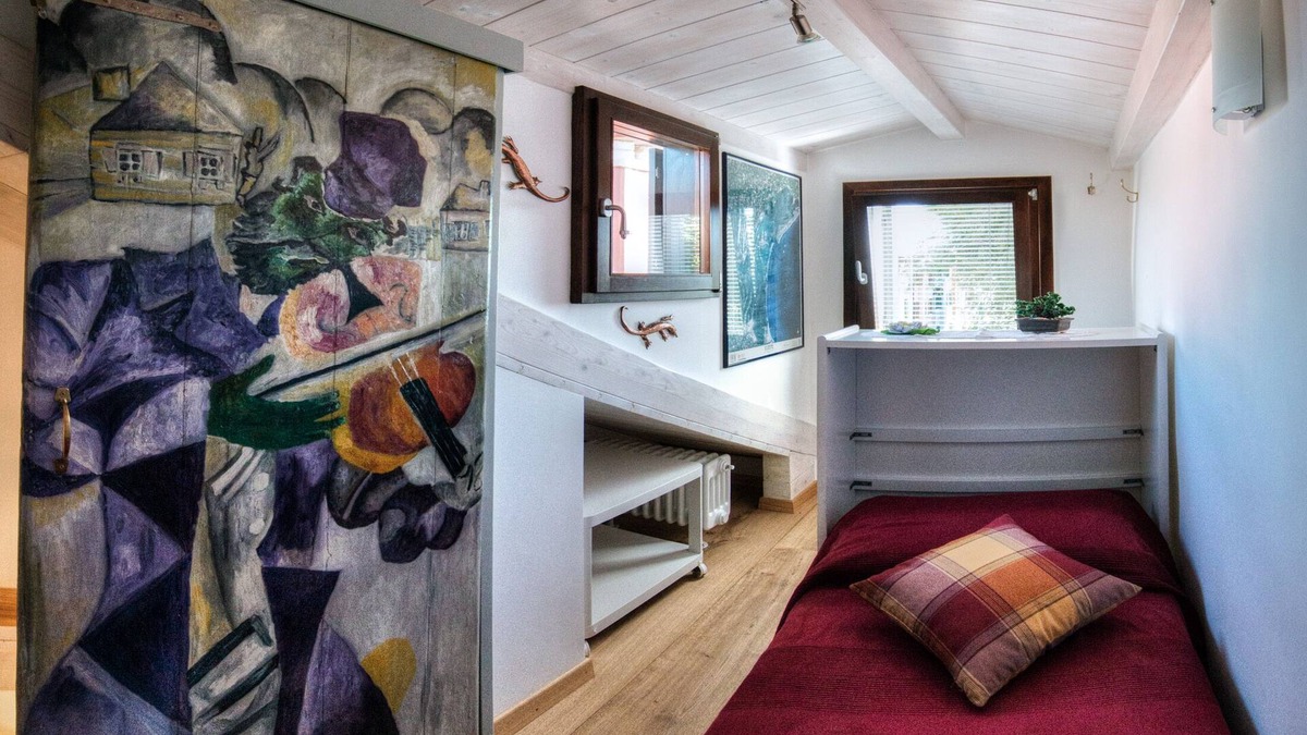 Burano House | Typical Venetian house overlooking the courtyard of Comare with lagoon view ....