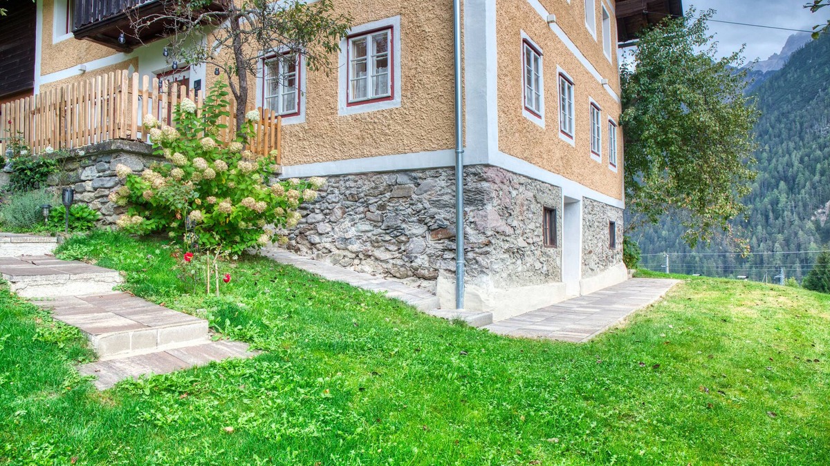 Anras House | Typisches Tiroler Haus mit Großem Garten, Sauna, Bergblick nah an den Skipisten