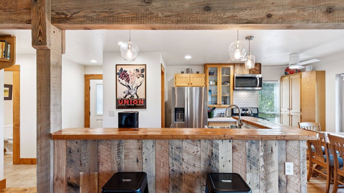 University District Apartment | U District Custom Duplex w/large covered deck, Near Downtown & UMT