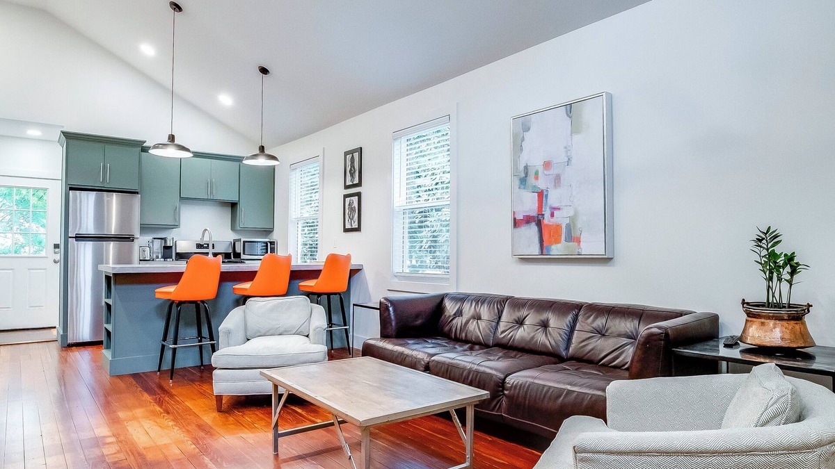 South Louisville House | U of L football and horse racing; Walkable!