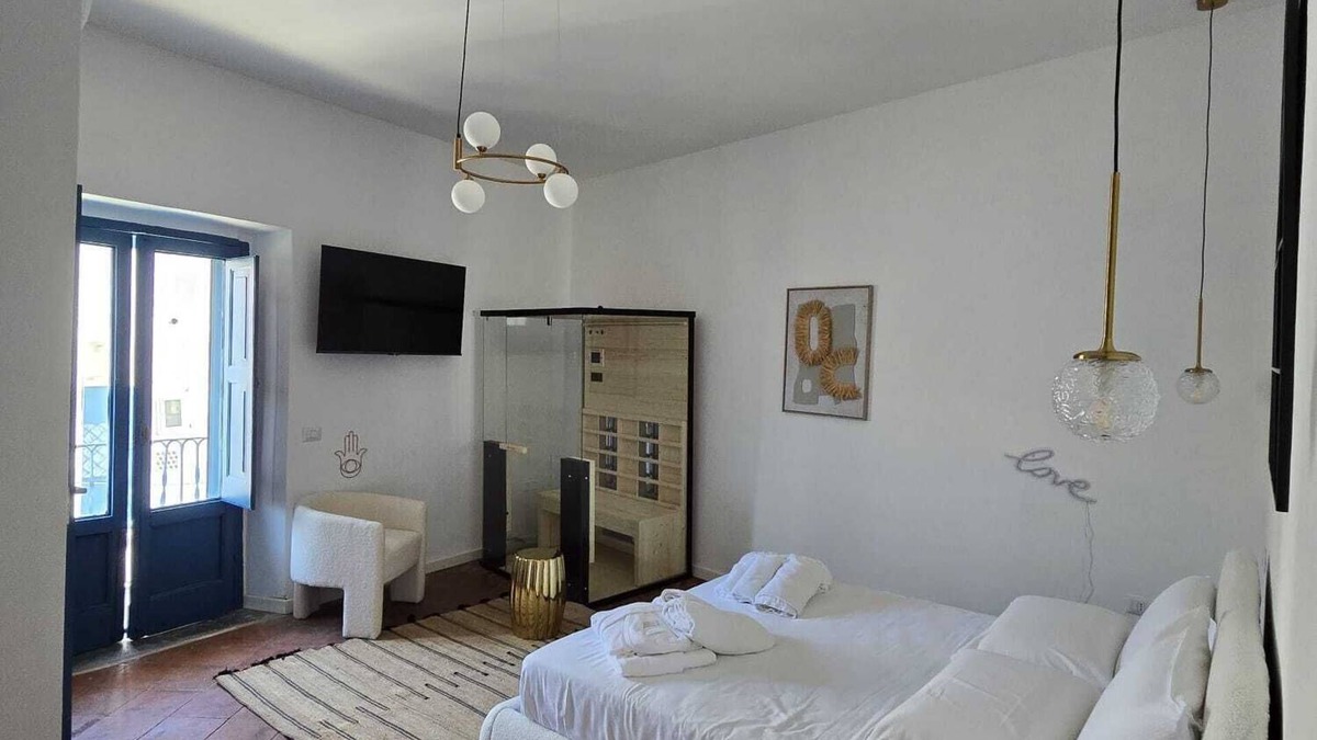 Castel Morrone Hotel | 'U SURC (with balcony)