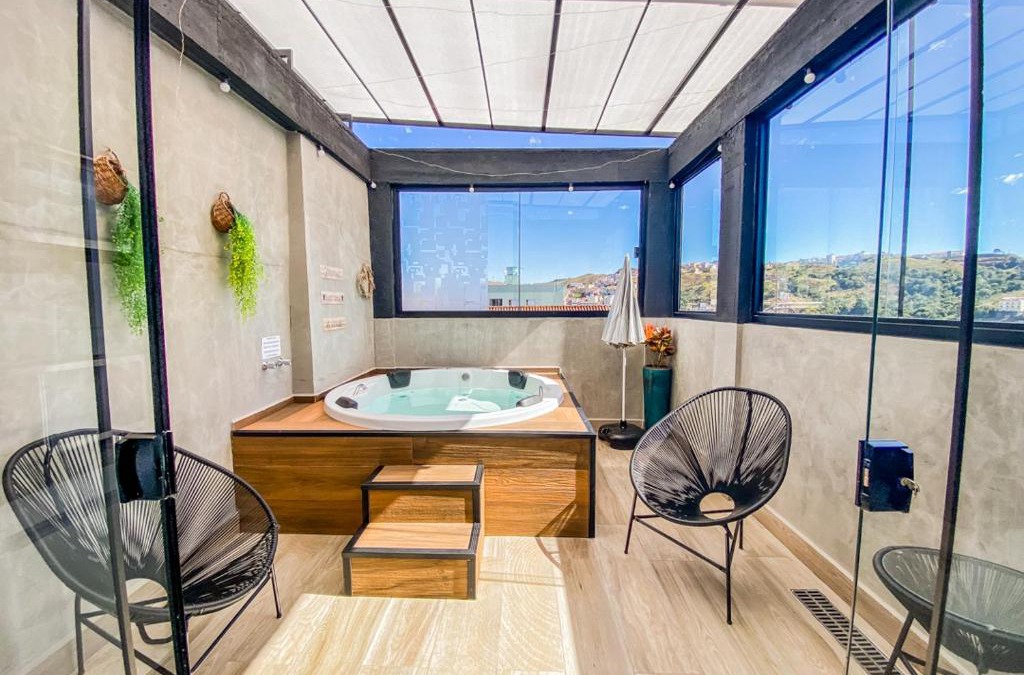Regiao Urbana Homogenea X House | Uai House com jacuzzi, teto rooftop retrátil e colchão massageador