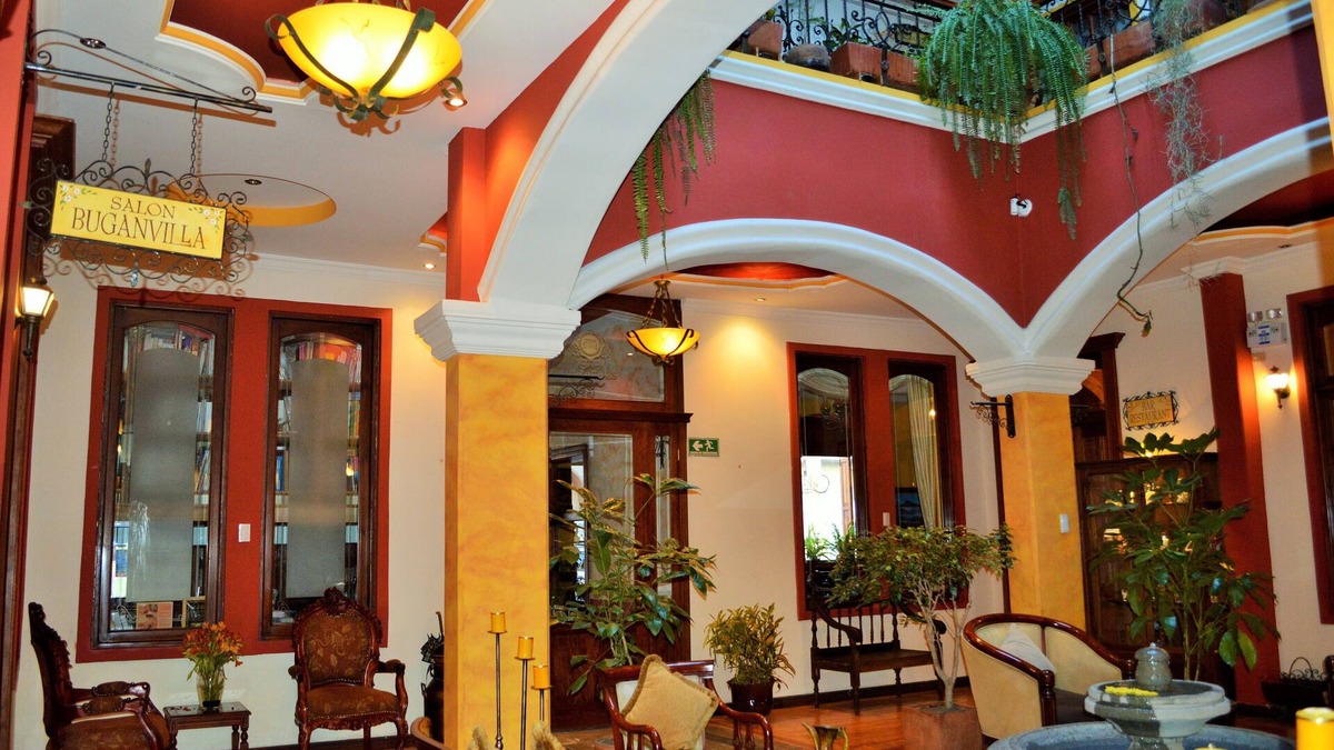Chimborazo Province Hotel | Ubicated at the midtown Museus, churchs, Parks, and handicrafts sales places.