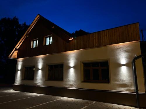 Dobruska House | Ubytování pod lípou