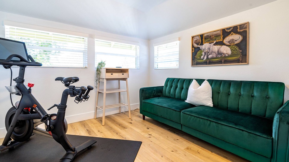 North Oak Park Apartment | UC Davis Med Cen Charmer + PELOTON
