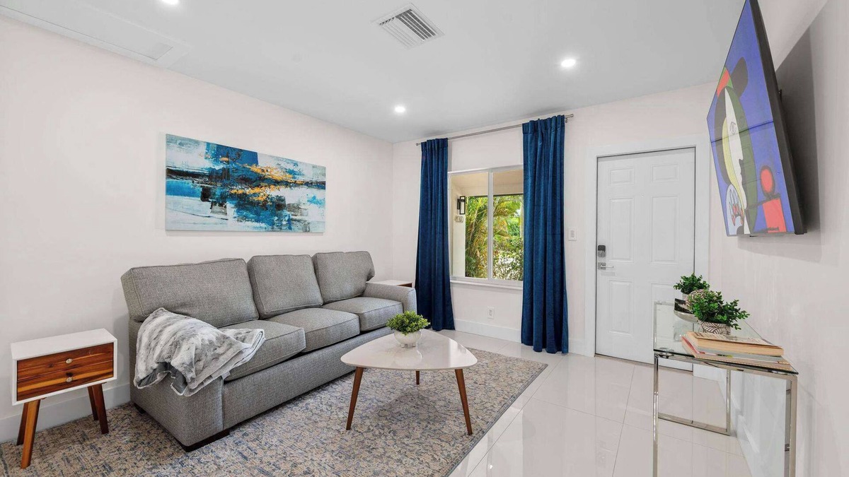 Downtown Fort Lauderdale Apartment | Uhost AI | 1B Stay | Elegant Retreat w/Patio