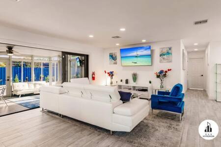 Imperial Point House | Uhost AI - Sunny Oasis w Pool & Florida Room