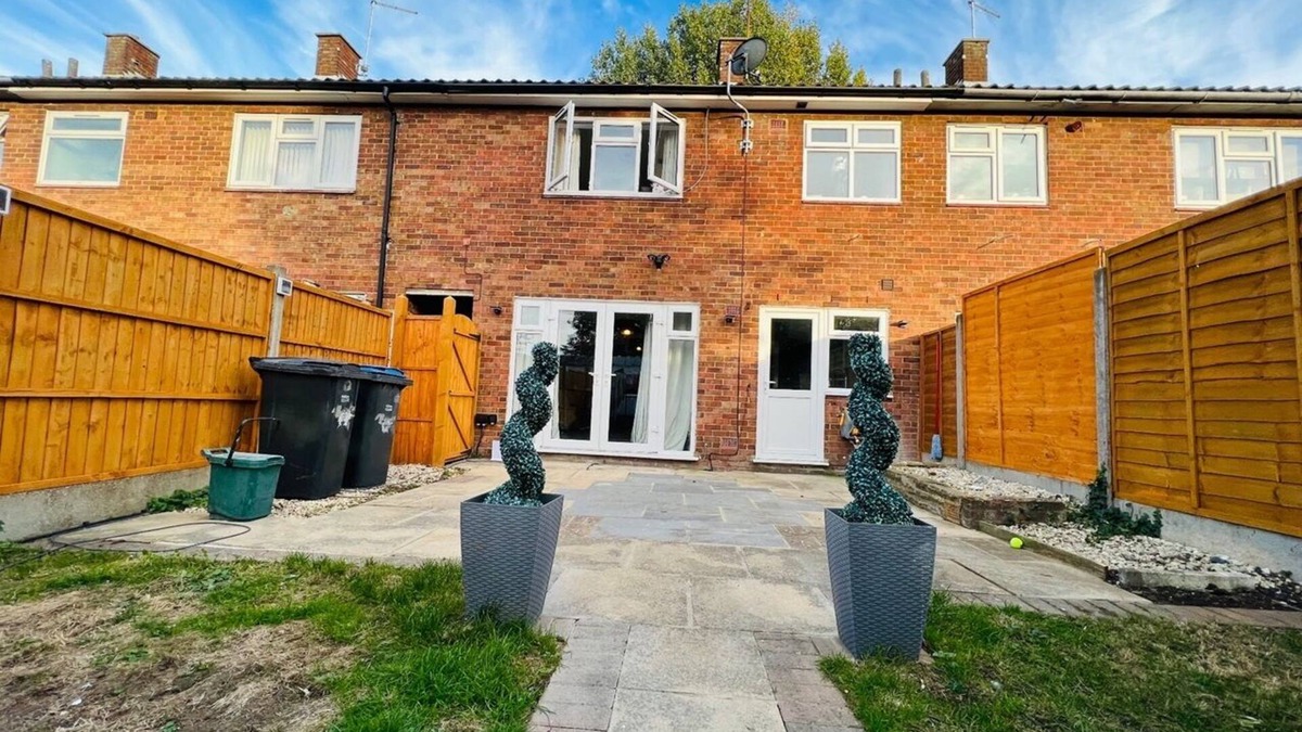 Harlow House | UK Spacious accommodation for up to five guests in a single home.