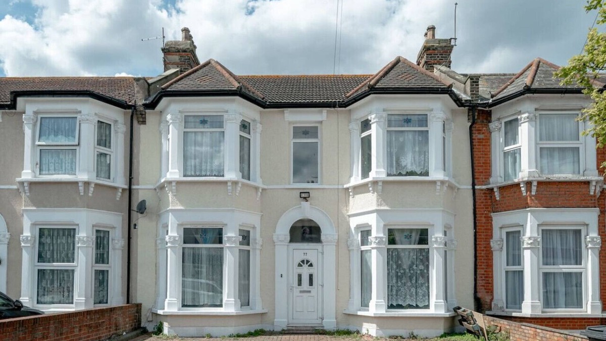 Seven Kings House | Uksas 4 bed house Free parking