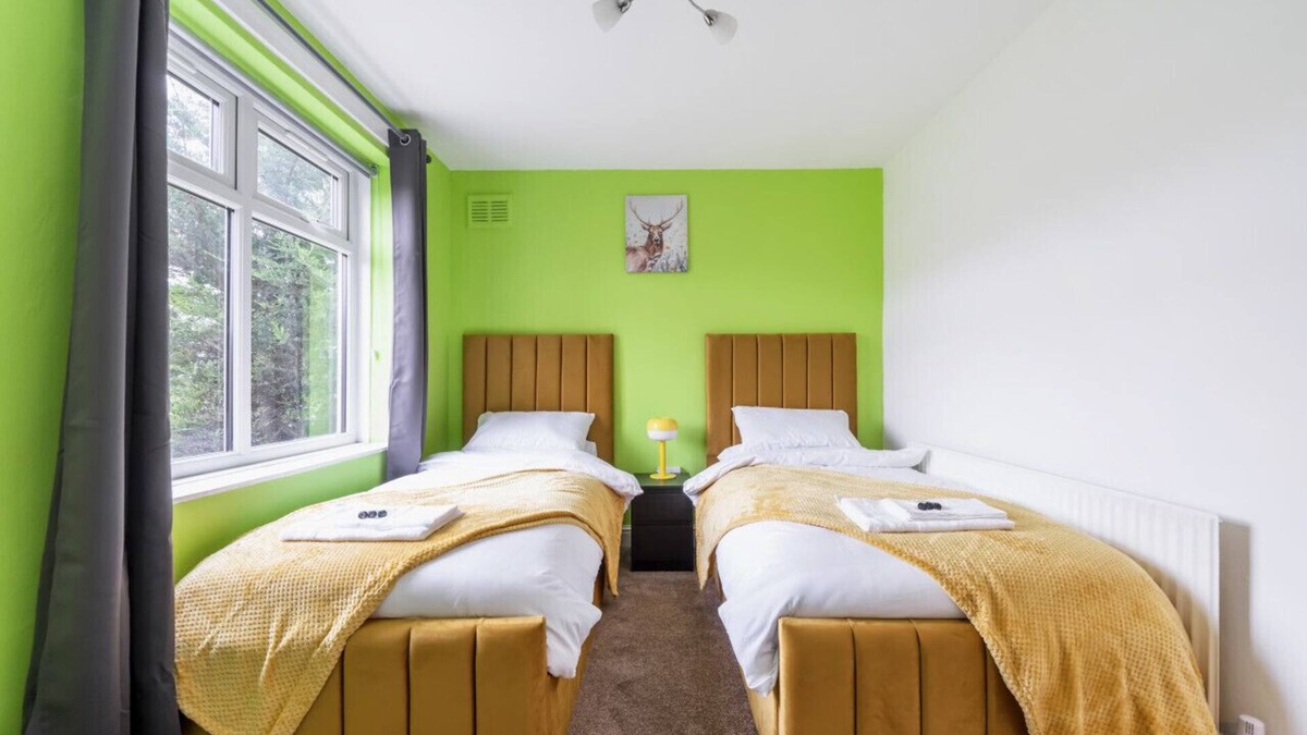 Fairlop House | Uksas Two bed house Free Parking