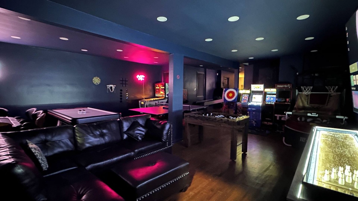 Constable Hook House | Ultimate Bayonne Escape: 6Bed/4Bath, Gameroom, Sleeps 39, few min to train