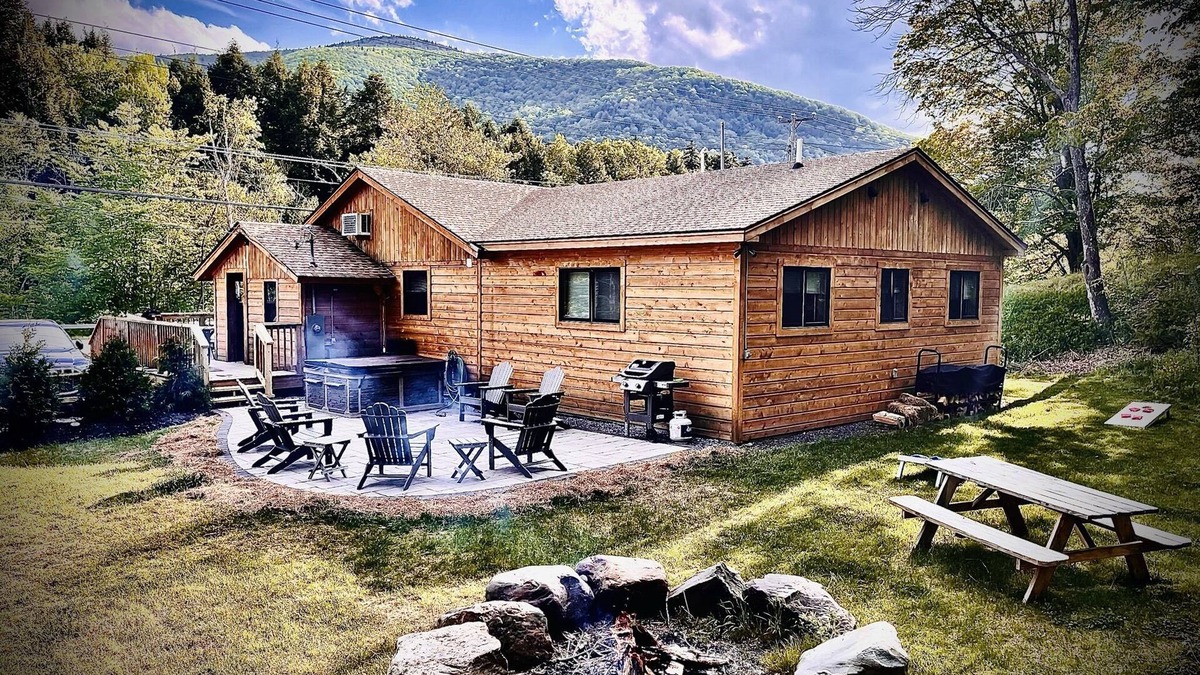 Hunter Cabin | Ultimate Cabin Getaway with Hot-Tub and Fire Pit