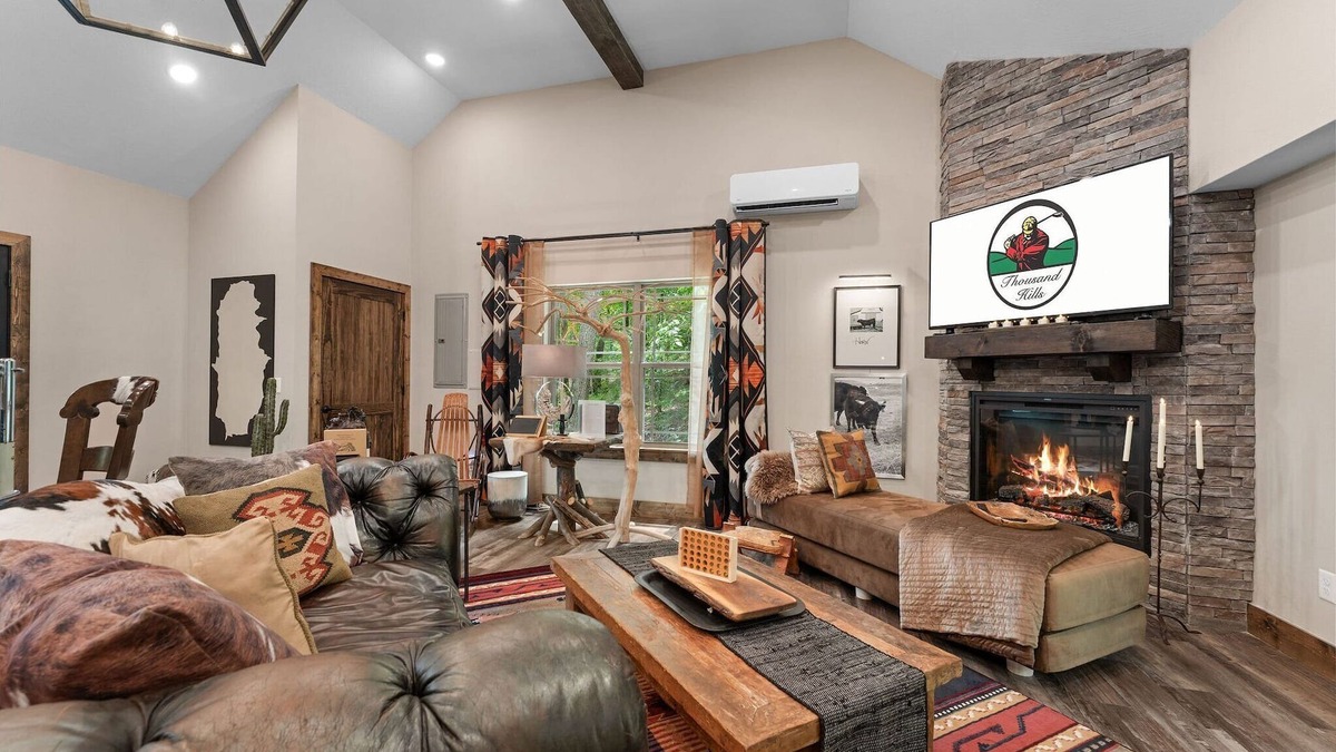 Branson Cabin | Ultimate Couples Escape w/Hot Tub & Firepit + Free Family Tickets