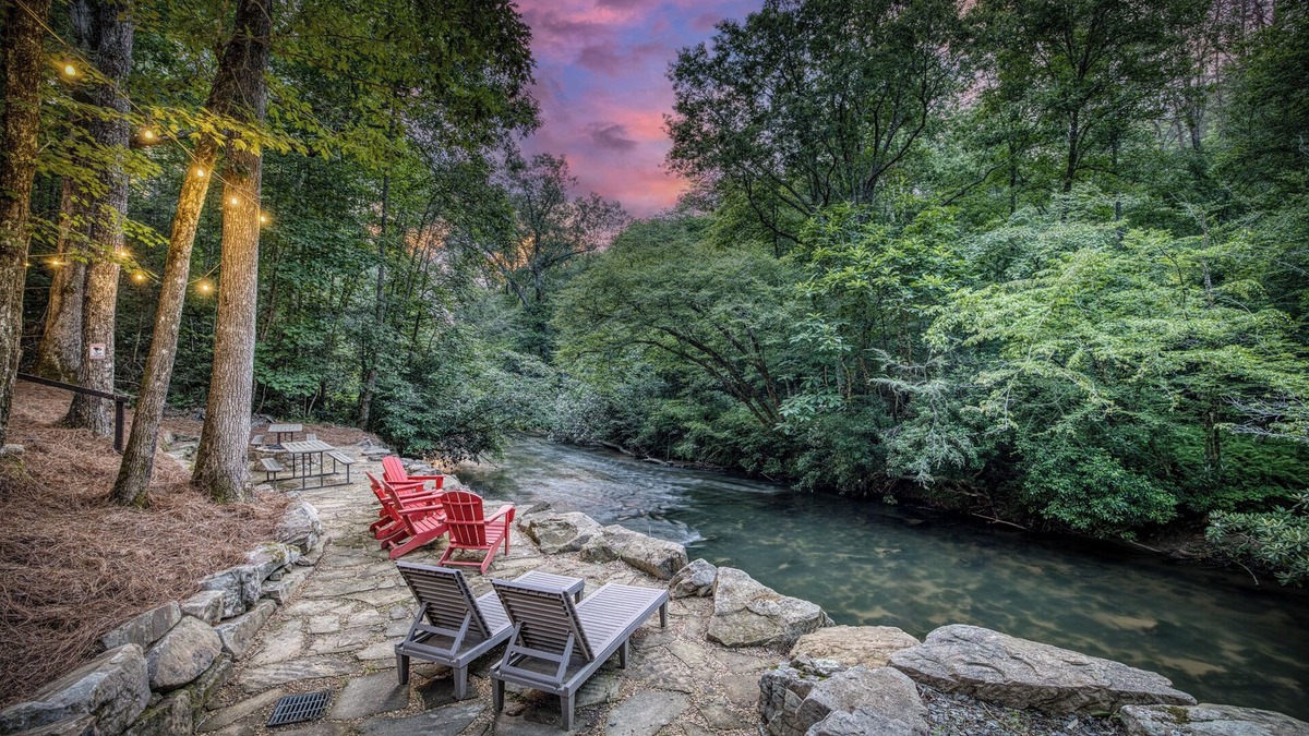 Epworth House | Ultimate FISHING Retreat- private 250 ft water front - Hot Tub, Sauna, Game Room
