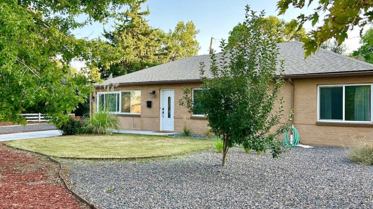Jewell Heights - Hoffman Heights House | Ultimate Furnished Rental-Centrally Located