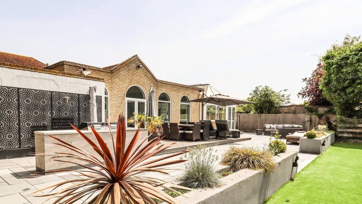 Canvey Island House | Ultimate Getaway: 6BR Oasis - Pool, Garden, & More